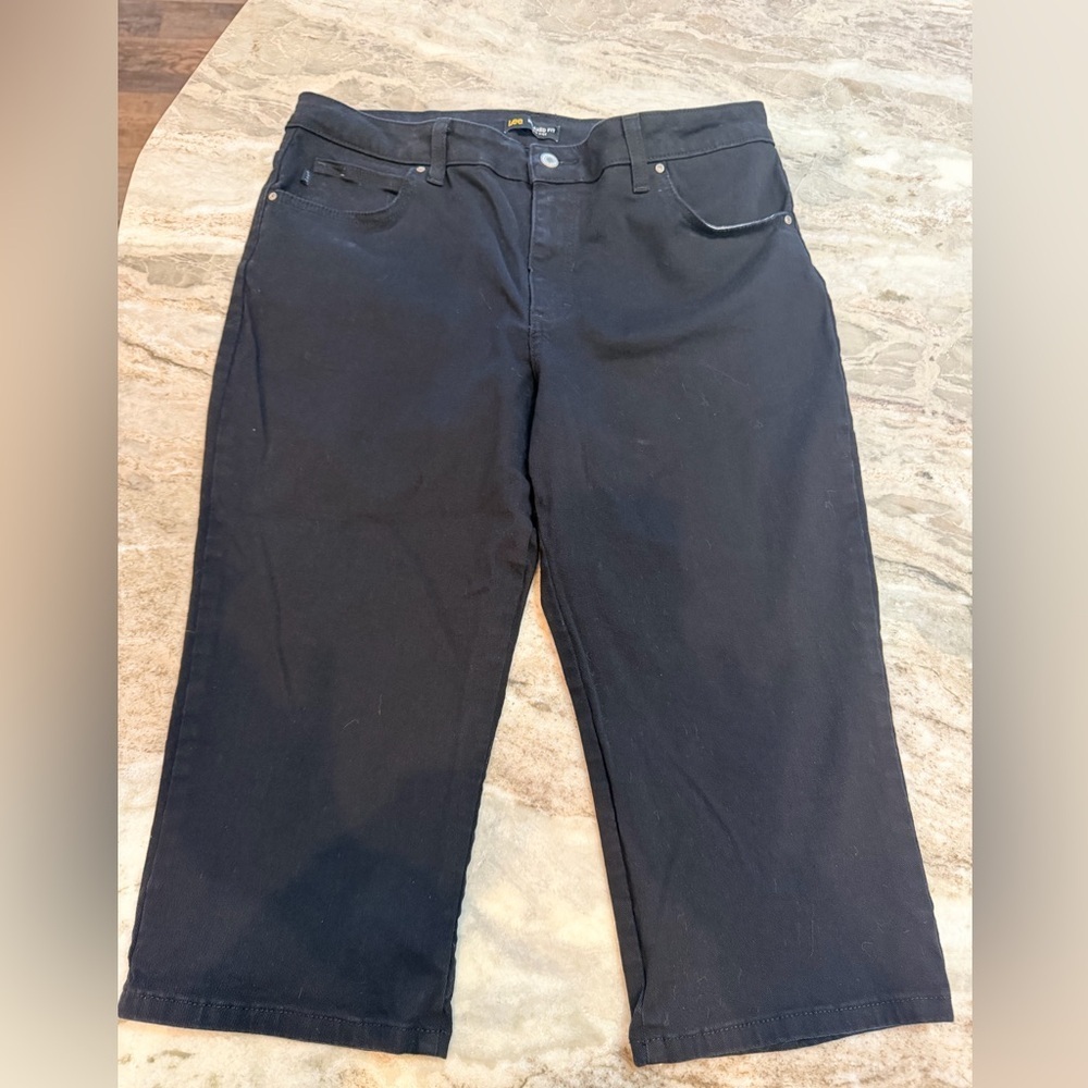 Lee Relaxed Fit Mid Rise Black Capri Pants Women’s Size 16M Stretch